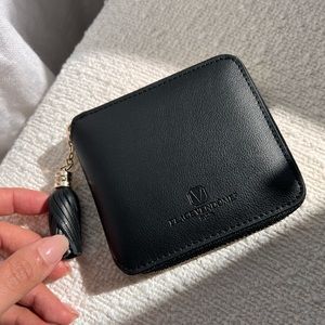 PLACE VENDÔME PARIS 
Zipper leather zipper wallet